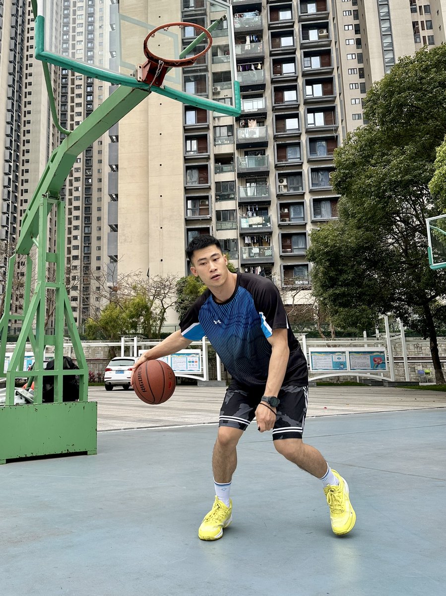 abe4zyx453's tweet photo. Today I accidentally dropped my basketball while trying to hide it under the table, funny little accident! https://t.co/bJExULBzEw