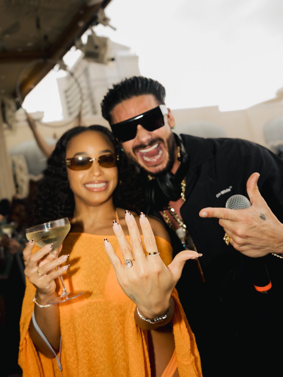 blacktwiterthrd's tweet photo. Pauly D and Nikki Hall are officially engaged. https://t.co/ZwBMzEwrgJ
