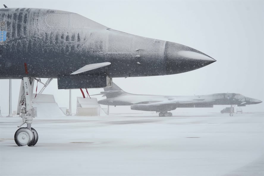 PASU_MATRIX's tweet photo. B-1B Lancer Under Ice. https://t.co/IkXFIK3EaT