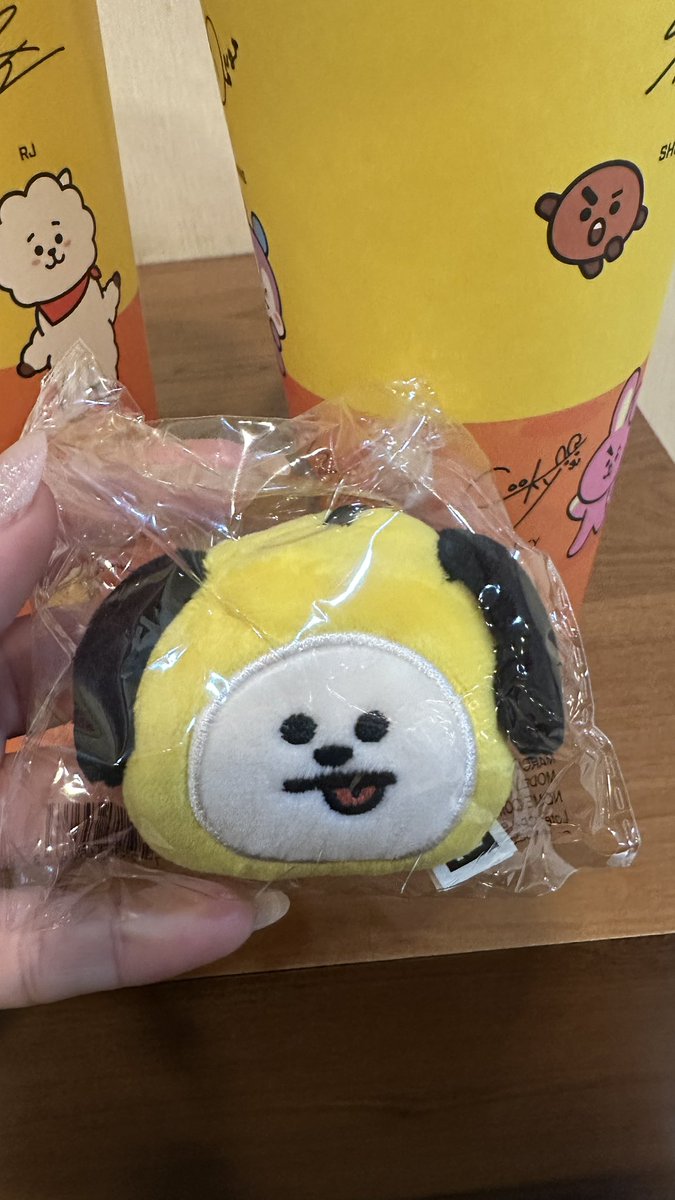 Mayn_OT7's tweet photo. O outro eu vou abrir em casa pq se não for o Cooky eu vou chorar em publico.
Mas o Chimmy é lindoooooo 🥹🥹🥹 https://t.co/JhegdLMAJx