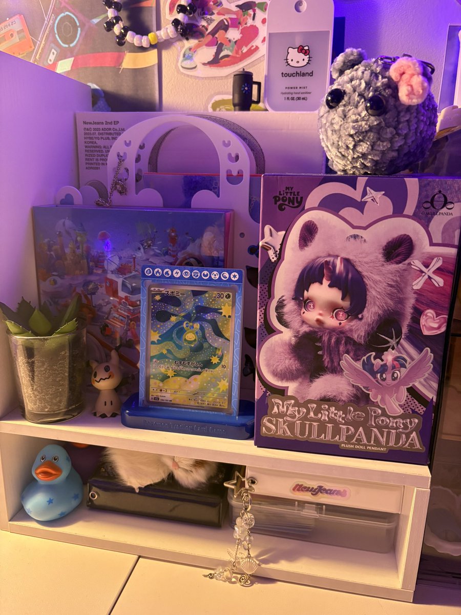 cluvfairy's tweet photo. desk details 🌙 https://t.co/qJBrnbBnOK