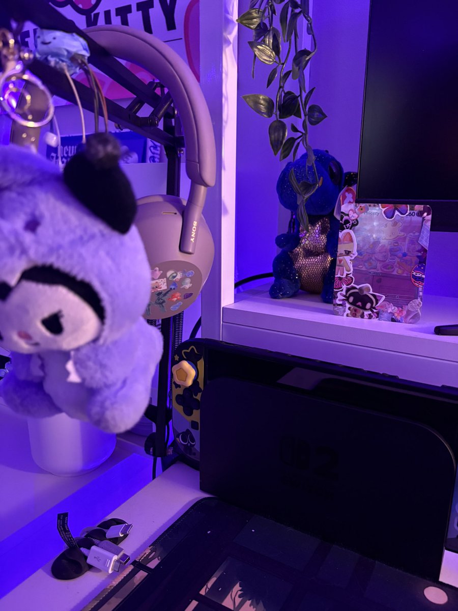 cluvfairy's tweet photo. desk details 🌙 https://t.co/qJBrnbBnOK