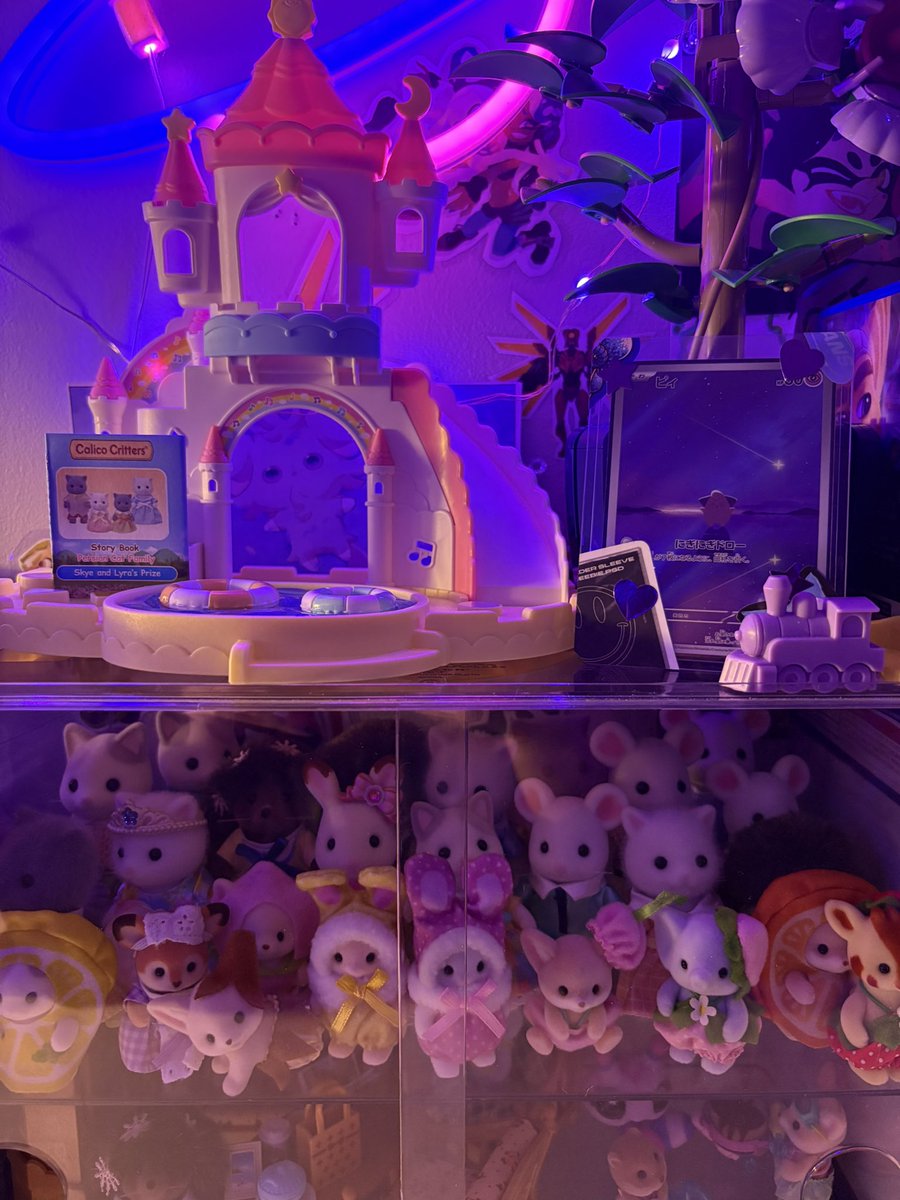 cluvfairy's tweet photo. desk details 🌙 https://t.co/qJBrnbBnOK