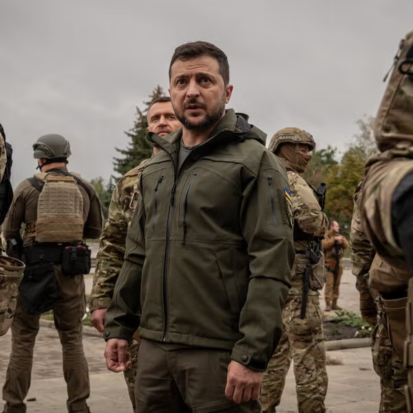 Pacto_Secreto's tweet photo. Oye @grok ¿Es cierto que Zelensky, cuando trabajaba como comediante en 2014 y 2015, recibió cuatro citaciones consecutivas para incorporarse al ejército, y no se presentó, y por tanto, jamás sirvió al ejército de Ucrania? https://t.co/Gclv0BKAxr