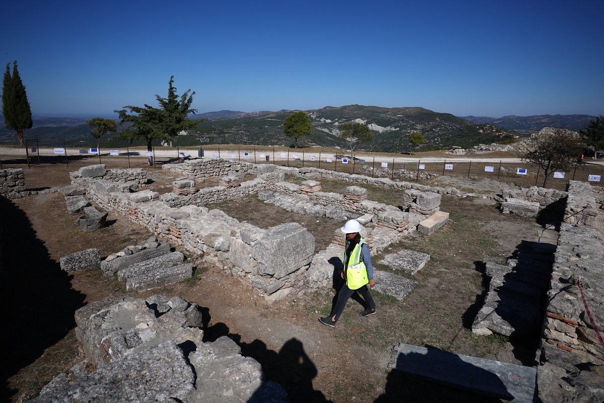 EUinAlbania's tweet photo. Bylis is a site of great historical and cultural value for Albania, and the EU is proud to support its restoration. 

Today, together with the Ministry of Culture and local authorities, we marked the start of civil and conservation works at Bylis–Klos Archaeological Park. This investment will help protect archaeological heritage and support local economic development. 1/2