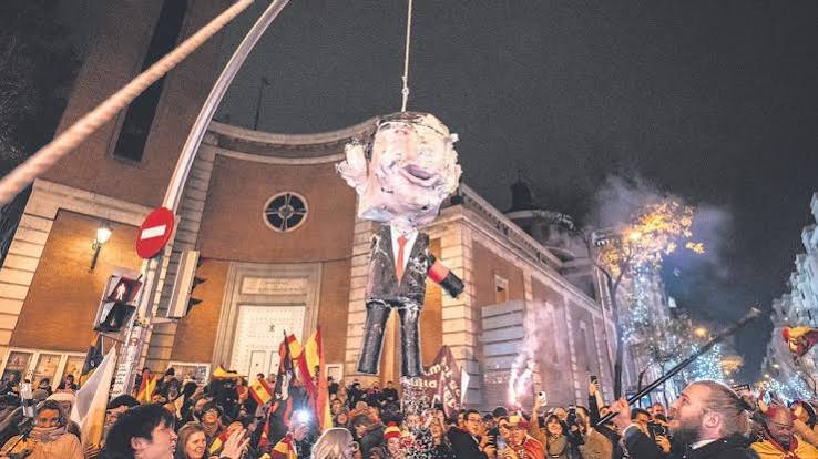 Lgonati_64's tweet photo. @abc_es @Meryguana_ MOLESTA LA ACAMPADA DE SOL?
Un año entero tuvieron los fachas cerrada la calle Ferraz. (Esperanza Aguirre invitando a cortar el tráfico) con rosarios, insultos, provocaciones... y ninguno abrió la boca. Esta gente pide algo justo: ¡¡¡viviendas!!! a precio asequible... https://t.co/FJW2Lk7VaA