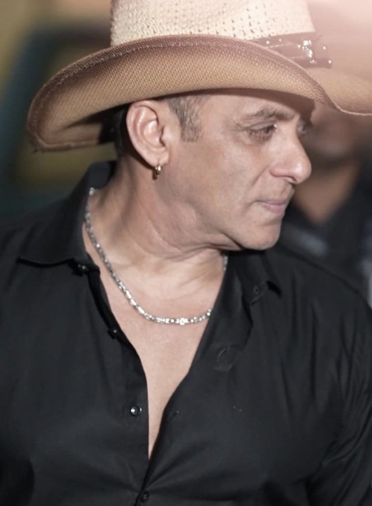 Iftykhan15's tweet photo. Salman khan https://t.co/8nq2puuCkF