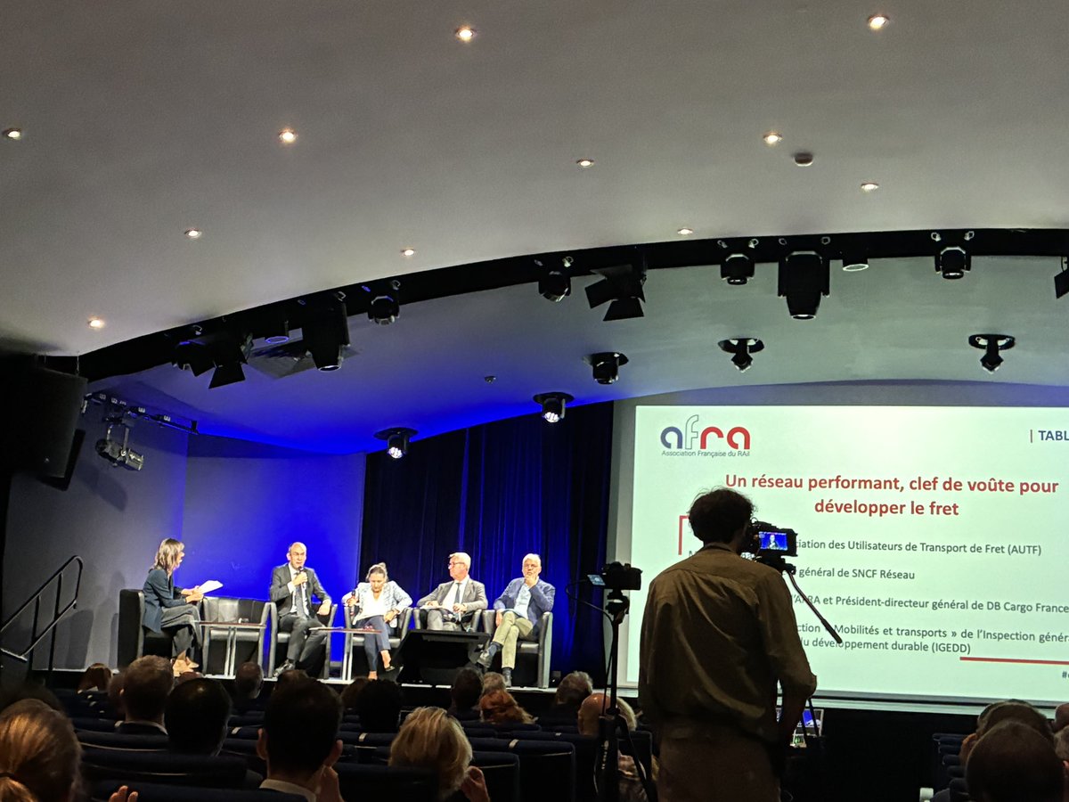 BenoitSimian's tweet photo. 🚆 Présent au colloque de l’Association française du rail consacré à l’Europe du rail.
🚛 Fret, voyageurs, infrastructures : la dynamique est là
🇪🇺 À nous de l’accélérer pour renforcer le rail sur nos territoires et les liaisons transfrontalières. https://t.co/POpmFMmKwE