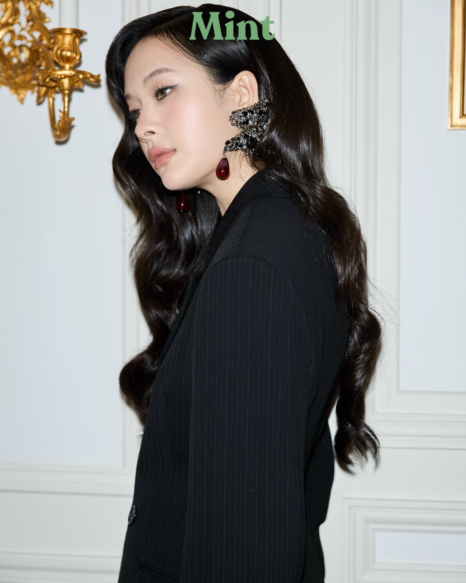 mintmag_th's tweet photo. ยศมาดามเท่านั้น!  #MintReports เสิร์ฟภาพ ‘มิ้ลค์ พรรษา’ Saint Laurent Ambassador อวดลุคสวยฟร้อนท์โรว์ เตรียมพร้อมร่วมชมโชว์  #SaintLaurentSS27  ที่จะมีขั้นคืนนี้ ณ ปารีส ประเทศฝรั่งเศส 💚

#YSLxMilkPansa
#MilkPansa 
#YSL
#MintMagTH https://t.co/mFYhdgewIc