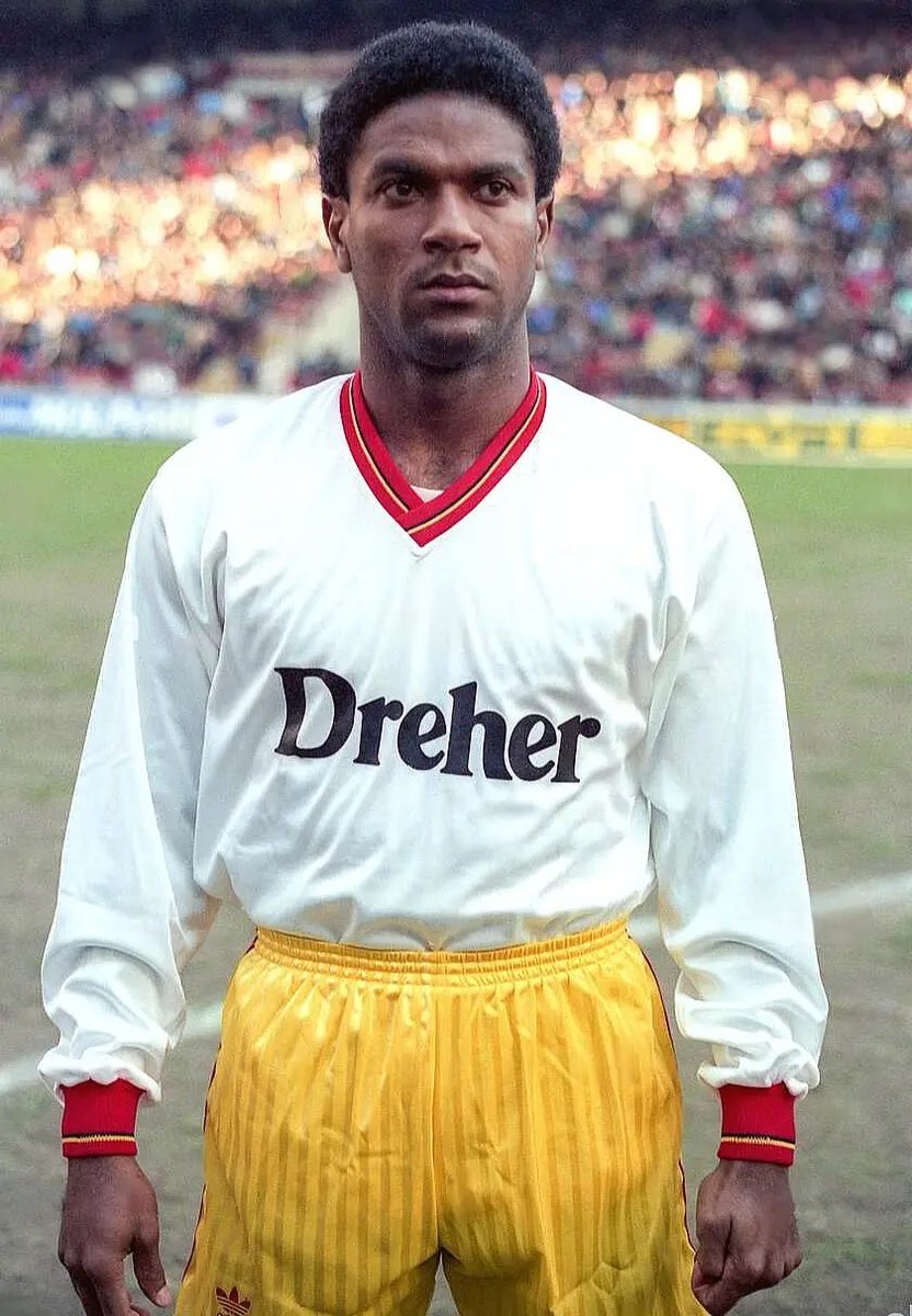 LecceArchive908's tweet photo. Lecce 1990-1991 Mazinho (Iomar do Nascimento) centrocampista brasiliano, campione del mondo con la nazionale brasiliana nel 1994. Proprio durante la sua militanza è nato nel mese di aprile del 1991 a San Pietro Vernotico (Lecce) il primogenito Thiago Alcántara. #LecceArchive https://t.co/VqkY4X9XI4