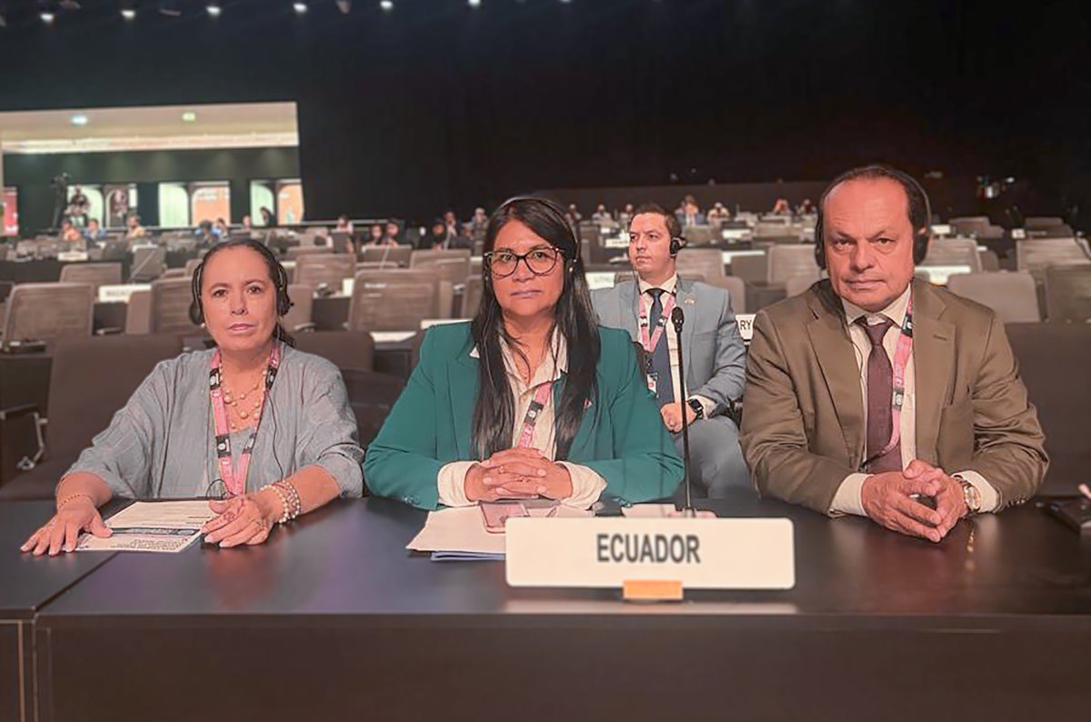 DefPublicaEC's tweet photo. Ricardo Morales Vela, Defensor Público General, participa en el 15.º Congreso de las Naciones Unidas sobre Prevención del Delito y Justicia Penal, que se desarrolla del 26 de septiembre al 1 de octubre de 2026 en Abu Dabi.  

Este importante encuentro internacional reúne a representantes de los sistemas de justicia de todo el mundo para impulsar el tema: "Acelerar la prevención del delito, la justicia penal y el estado de derecho: proteger a las personas y el planeta y cumplir la Agenda 2030 para el Desarrollo Sostenible en la era digital", promoviendo el fortalecimiento de la cooperación internacional y el intercambio de buenas prácticas.  

Como parte de la delegación ecuatoriana del sector justicia también participan @MagalyRuizCajas, vocal del @CJudicaturaEc, y María Consuelo Heredia, jueza de la Sala de lo Laboral de la Corte Nacional de Justicia, reafirmando el compromiso del Ecuador con el fortalecimiento del Estado de derecho, la cooperación internacional y el acceso a la justicia.