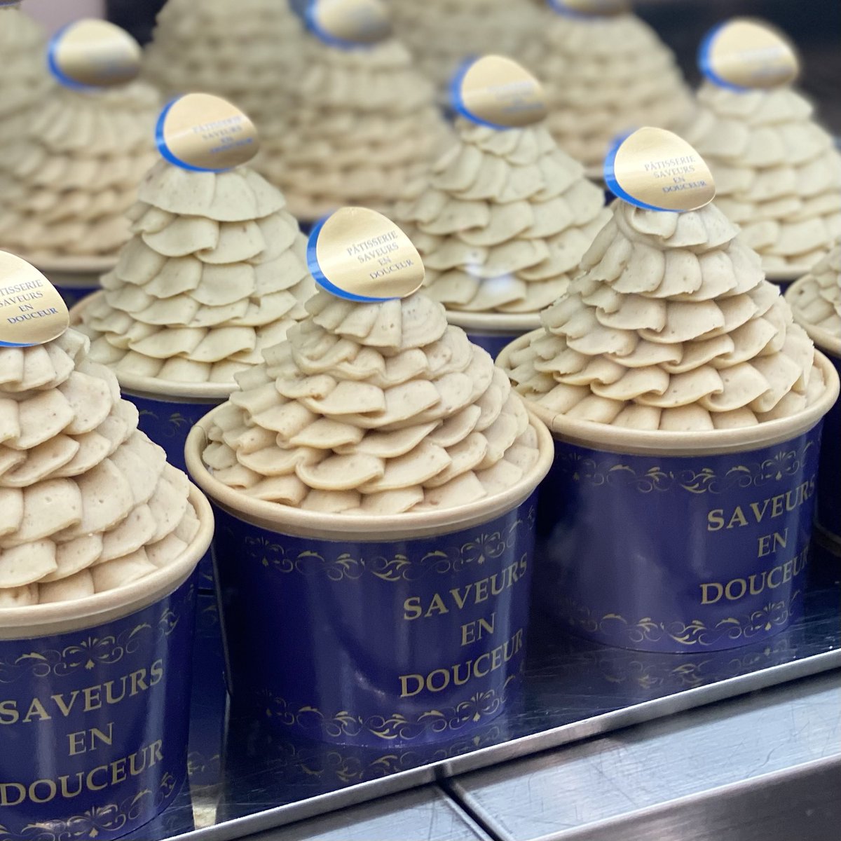yorosweets's tweet photo. 阪神百貨店でモンブラン展はじまりました。全て実演販売でつくりたてのモンブランを食べることができます。
#阪神モンブラン展 https://t.co/N2e7IcL8qU