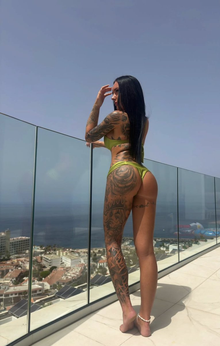 TheeOGswitch's tweet photo. Basking in the late summer sun while you stare at my ass!

We love hump day right? 🍑 https://t.co/KPgwTLiRhO