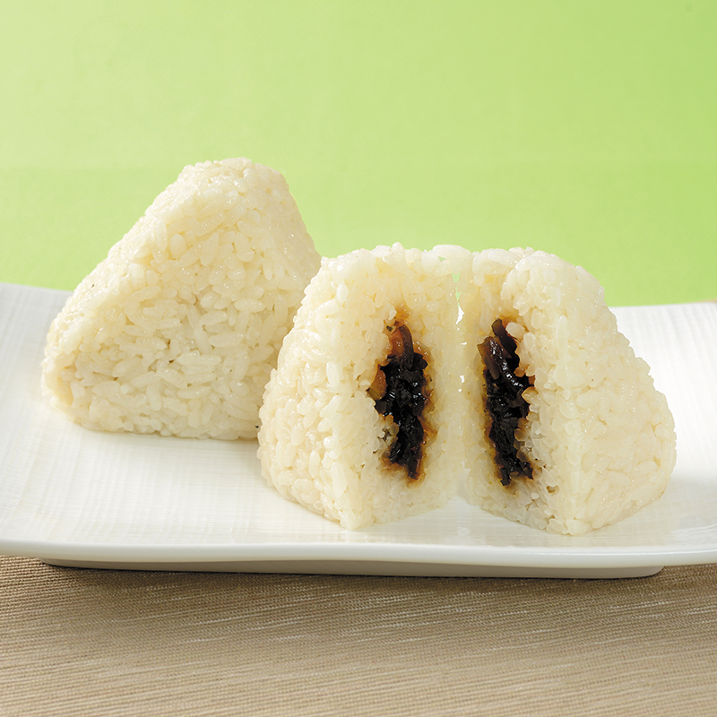 akiko_lawson's tweet photo. 「だしおにぎり しそ昆布」が発売中♪
旨みたっぷりのごはんは、新「旨だし3段抽出製法」の白だしで炊き上げました(^^)
しそ昆布の風味とだしの旨みが楽しめる一品です！ https://t.co/ivGq70lUe1