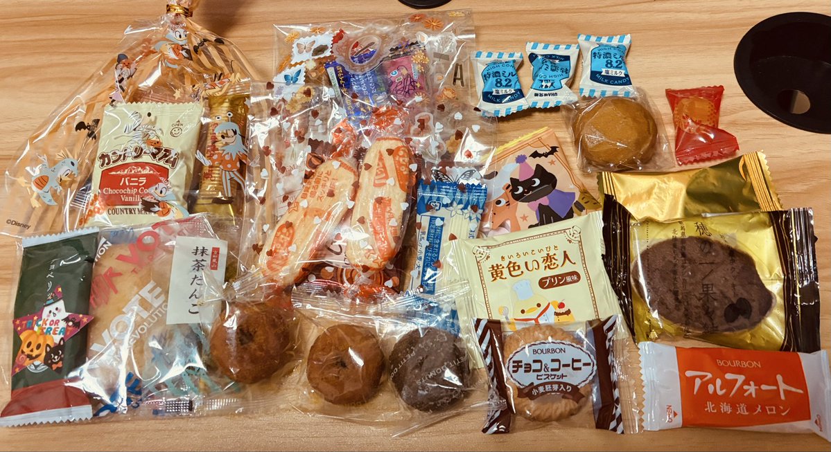 Yu_1637sn's tweet photo. 感謝祭でいただいたお菓子とグッズです✨

お取引分も含まれてはいるのですが、たくさんの推しに囲まれて幸せです😭本当にありがとうございました…！！！！
また、先取り誕プレもいただいてしまいもう感謝だらけです！！大切にします☺️
セカライのときにまたお返し持っていきますっっ https://t.co/uHpWf1jpV7