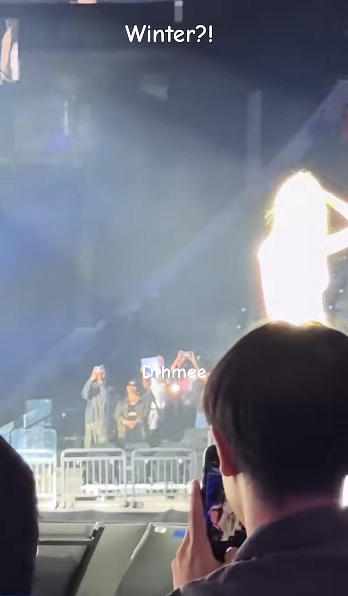 mjkmwntr's tweet photo. Winter literally shining on stage again 😆 https://t.co/pyLu8nXcPS