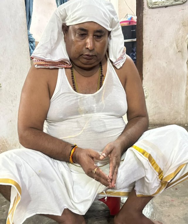 akhila011's tweet photo. आज ही के दिन बाबूजी, आप हमें छोड़कर हमेशा के लिए उस अनंत यात्रा पर चले गए थे। साल बीत गए, लेकिन मेरे लिए आज भी ऐसा लगता है जैसे कल ही आपका स्नेह भरा चेहरा, आपकी आवाज और आपका साथ मेरे आसपास था। आपने जो प्यार, संस्कार और जीवन जीने की सीख दी, वही आज मेरी सबसे बड़ी पूंजी है। https://t.co/7XbhMm6gF6