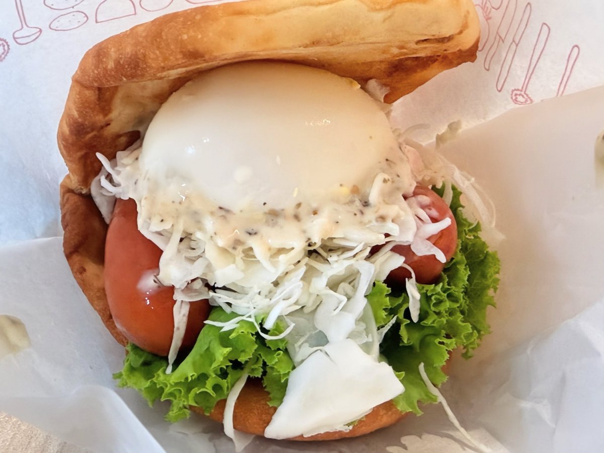 Taichungken's tweet photo. 日本の月見バーガー問題が台湾でも話題になっている��れど…

台湾マックには月見バーガーが無いので、お昼はモスのカイザーサラダホットドッグ月見ナンバーガーと、大阪お好み焼き月見ライスバーガーで🍔 https://t.co/zVhzufKWa9