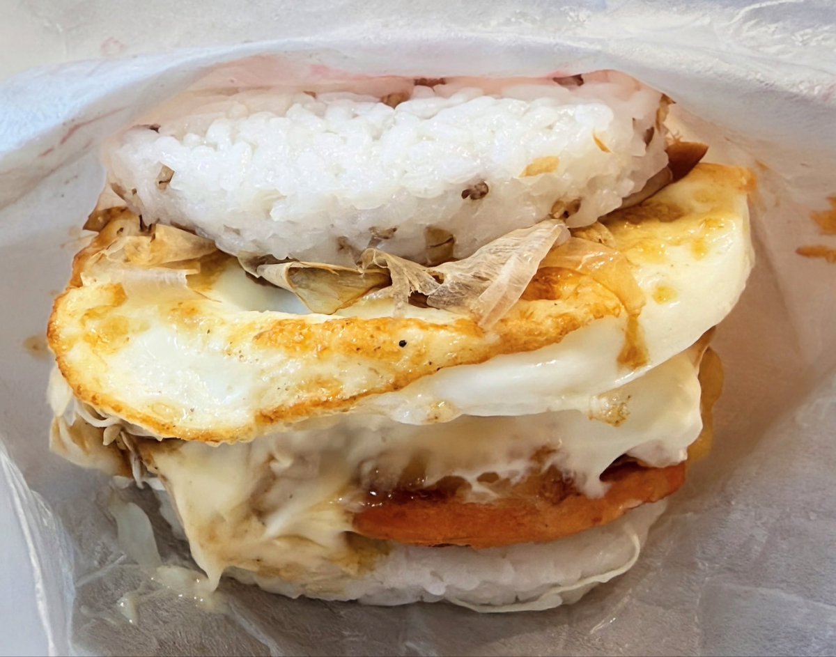 Taichungken's tweet photo. 日本の月見バーガー問題が台湾でも話題になっている��れど…

台湾マックには月見バーガーが無いので、お昼はモスのカイザーサラダホットドッグ月見ナンバーガーと、大阪お好み焼き月見ライスバーガーで🍔 https://t.co/zVhzufKWa9