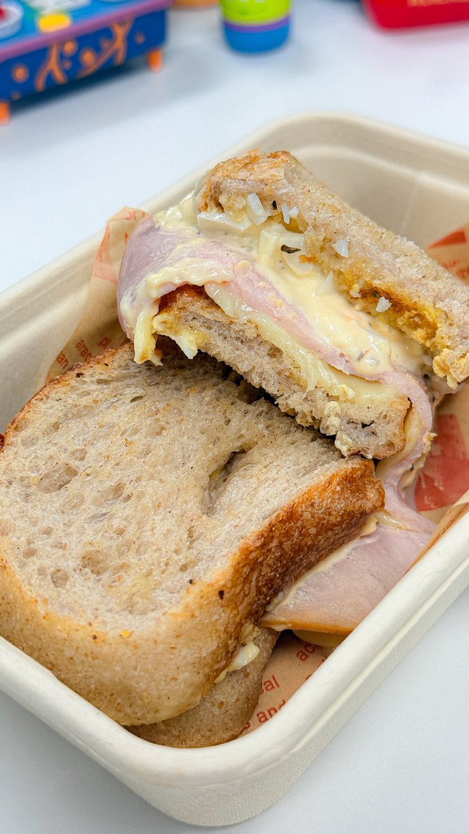 Janniwa's tweet photo. เราสั่ง Sourdough Sandwich  🥪 ร้าน Oguiss บ่อยมาก ราคาไม่แรงเกินไป  ยังไม่กดโค้ดก็มีโปรแล้ว

ไส้ที่สั่งบ่อยเลยคือ Egg mayo ham cheese อร่อยมากๆๆๆ ใส่มาให้ฉ่ำๆ เลย ตัวแป้งซาวโดว์กรอบหอม อิ่มปุ้ก 

📍Oguiss Coffee สาทร 11 https://t.co/Aue9nRvIiC