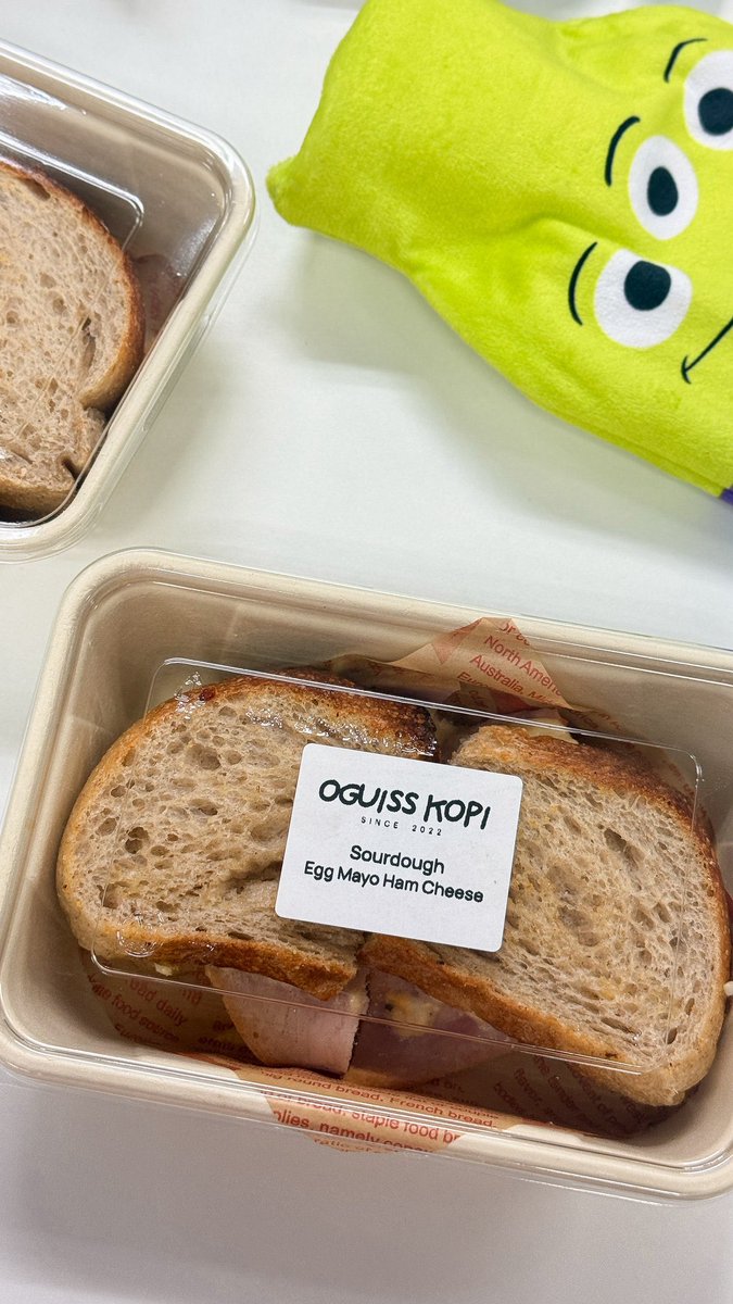 Janniwa's tweet photo. เราสั่ง Sourdough Sandwich  🥪 ร้าน Oguiss บ่อยมาก ราคาไม่แรงเกินไป  ยังไม่กดโค้ดก็มีโปรแล้ว

ไส้ที่สั่งบ่อยเลยคือ Egg mayo ham cheese อร่อยมากๆๆๆ ใส่มาให้ฉ่ำๆ เลย ตัวแป้งซาวโดว์กรอบหอม อิ่มปุ้ก 

📍Oguiss Coffee สาทร 11 https://t.co/Aue9nRvIiC