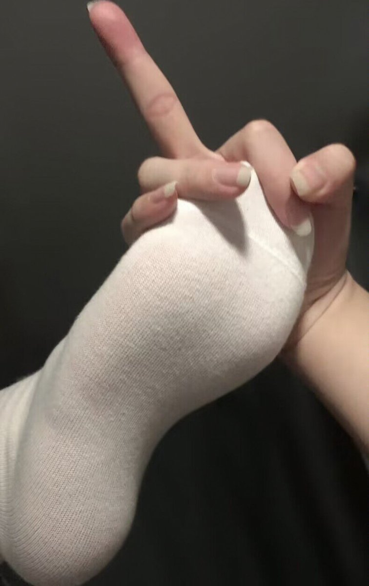 lisa14qa1's tweet photo. 废物还敢盯着老娘的脚底看呢？自觉把狗脑放过来，被老娘的高贵白袜熏到狗吊死妈高潮喷精！
#足控 #裸足 #光脚 #足底 https://t.co/M30PiTUD95