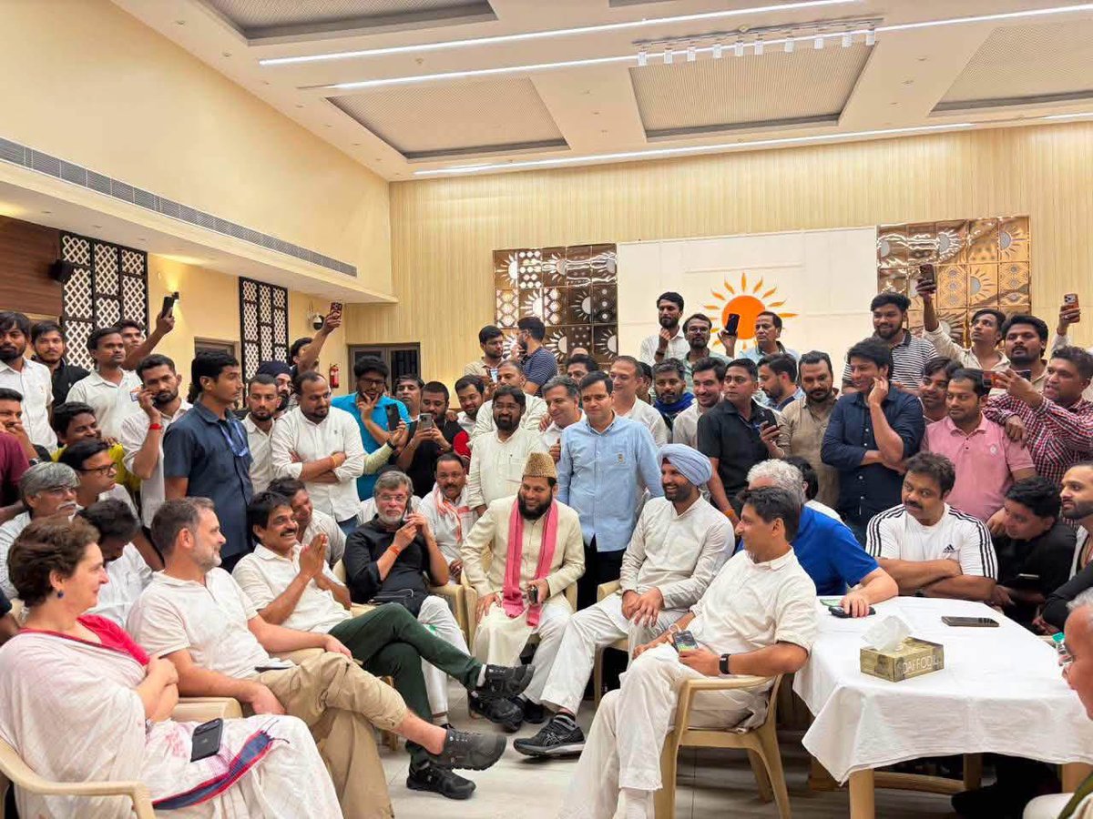 AbdulWahidINC's tweet photo. कल सुबह से पूरा दिन दिल्ली माइनॉरिटी की टीम के साथ और पूरे विपक्ष ने मुख्य चुनाव आयुक्त ज्ञानेश कुमार के इस्तीफ़े को लेकर विरोध प्रदर्शन किया । पूरे दिन श्री राहुल गांधी जी,श्रीमती प्रियंका गांधी जी, श्री इमरान प्रतापगढी जी और भी काफ़ी सांसदो को आकाशवाणी भवन में डिटेन रखा। 

देर रात अमित शाह की पुलिस ने ￼￼सभी को बसो में डिटेन कर के किंग्सवे कैम्प पुलिस लाइन में सबको ले जाया गया हम सभी श्री राहुल गांधी जी,श्रीमती प्रियंका गांधी जी, श्री इमरान प्रतापगढी जी, श्री के.सी वेणुगोपाल जी, श्री अमरिंदर वाडिंग जी,श्रीमती महुवा मोइत्रा जी, श्री दीपेंद्र हुड्डा जी,परिणीति शिंदे जी,वर्षा गायकवाड़ जी, पवन खेड़ा जी व अन्य सांसदो,काँग्रेस कार्यकर्ताओं को देर रात तक डिटेन रखा।

ज्ञानेश कुमार को इस्तीफ़ा देना होगा 
वरना रोज़ धरना होगा 
@RahulGandhi @priyankagandhi @kcvenugopalmp @ajaymaken @ShayarImran @devendrayadvinc @qazinizamuddin @Altaf5073