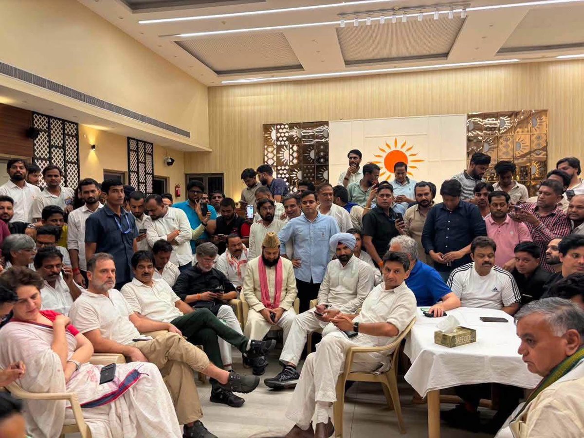 AbdulWahidINC's tweet photo. कल सुबह से पूरा दिन दिल्ली माइनॉरिटी की टीम के साथ और पूरे विपक्ष ने मुख्य चुनाव आयुक्त ज्ञानेश कुमार के इस्तीफ़े को लेकर विरोध प्रदर्शन किया । पूरे दिन श्री राहुल गांधी जी,श्रीमती प्रियंका गांधी जी, श्री इमरान प्रतापगढी जी और भी काफ़ी सांसदो को आकाशवाणी भवन में डिटेन रखा। 

देर रात अमित शाह की पुलिस ने ￼￼सभी को बसो में डिटेन कर के किंग्सवे कैम्प पुलिस लाइन में सबको ले जाया गया हम सभी श्री राहुल गांधी जी,श्रीमती प्रियंका गांधी जी, श्री इमरान प्रतापगढी जी, श्री के.सी वेणुगोपाल जी, श्री अमरिंदर वाडिंग जी,श्रीमती महुवा मोइत्रा जी, श्री दीपेंद्र हुड्डा जी,परिणीति शिंदे जी,वर्षा गायकवाड़ जी, पवन खेड़ा जी व अन्य सांसदो,काँग्रेस कार्यकर्ताओं को देर रात तक डिटेन रखा।

ज्ञानेश कुमार को इस्तीफ़ा देना होगा 
वरना रोज़ धरना होगा 
@RahulGandhi @priyankagandhi @kcvenugopalmp @ajaymaken @ShayarImran @devendrayadvinc @qazinizamuddin @Altaf5073