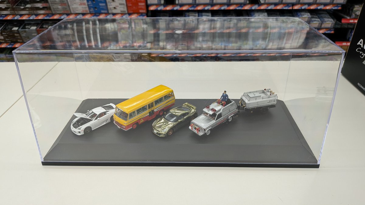 tammatsuyama's tweet photo. 【ミニカー】久しぶりの再入荷！！
完売しておりました【AUTOart】の1/18用ディスプレイケースが再入荷しました！
ぜひ！1/18ミニカーとご一緒にお求めください♪

1/18だけでなく1/64等を飾ってみるのもGOOD！

＃タムタム松山店　＃タムタム創業50周年　＃ミニカー　＃AUTOart　＃ディスプレイケース https://t.co/w8E9461Zs9