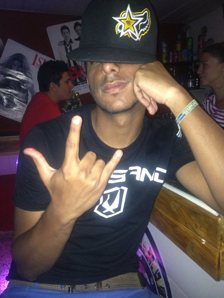 Dsklander's tweet photo. @ArielipilloPlus @DAVIDNI61787325 @ArielipilloPlus
Cuando eres feo de nacimiento ninguna foto te favorece.
Parece que tus papás te hicieron con odio TAPIR.
Y aparte ser Cubano no te aporta. https://t.co/gcjjnAv16Z