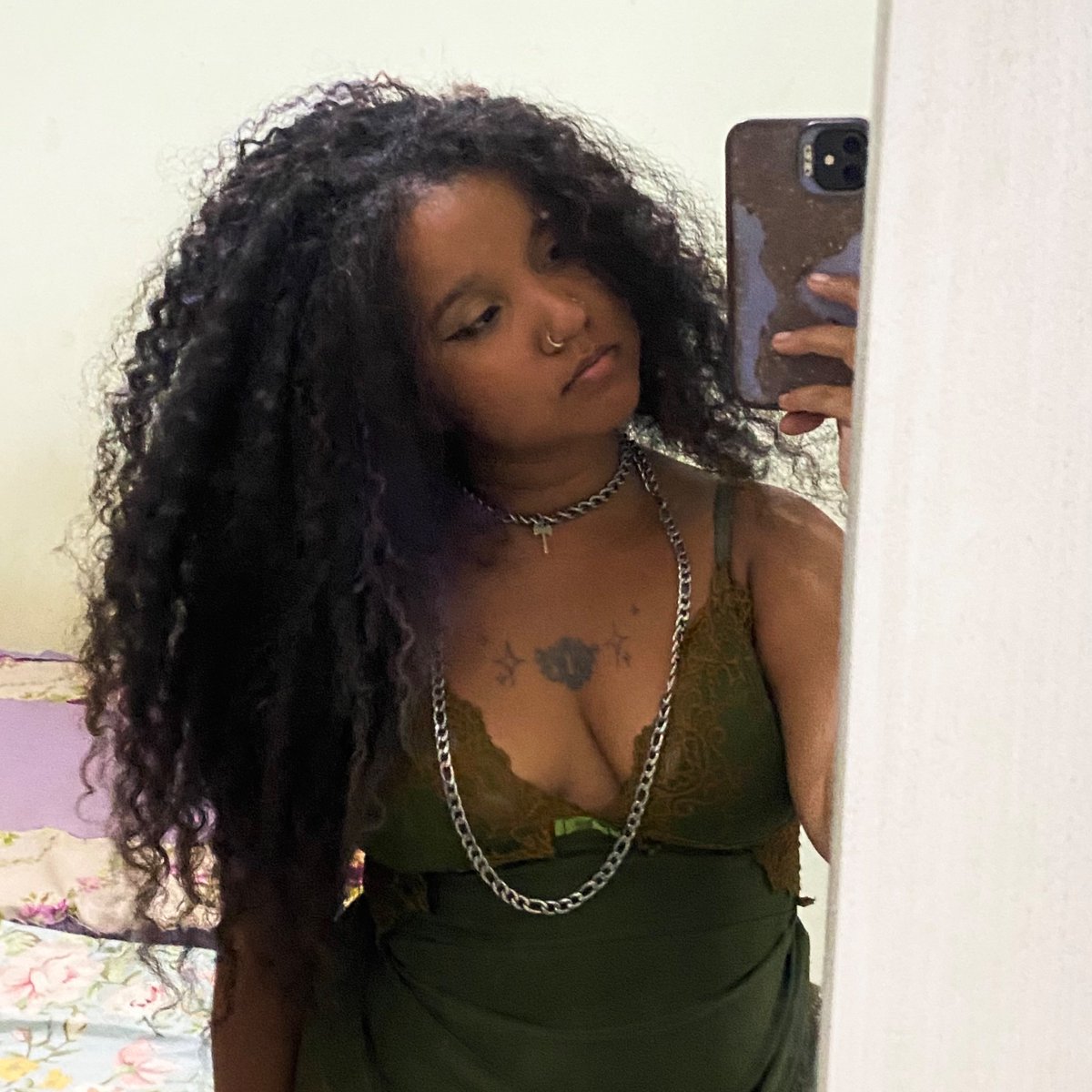 szadoce's tweet photo. eu, uma capinha fudida e um babydoll verde usado como blusa junto c um vestido sendo usado como saia https://t.co/Cl0s4Vjy51