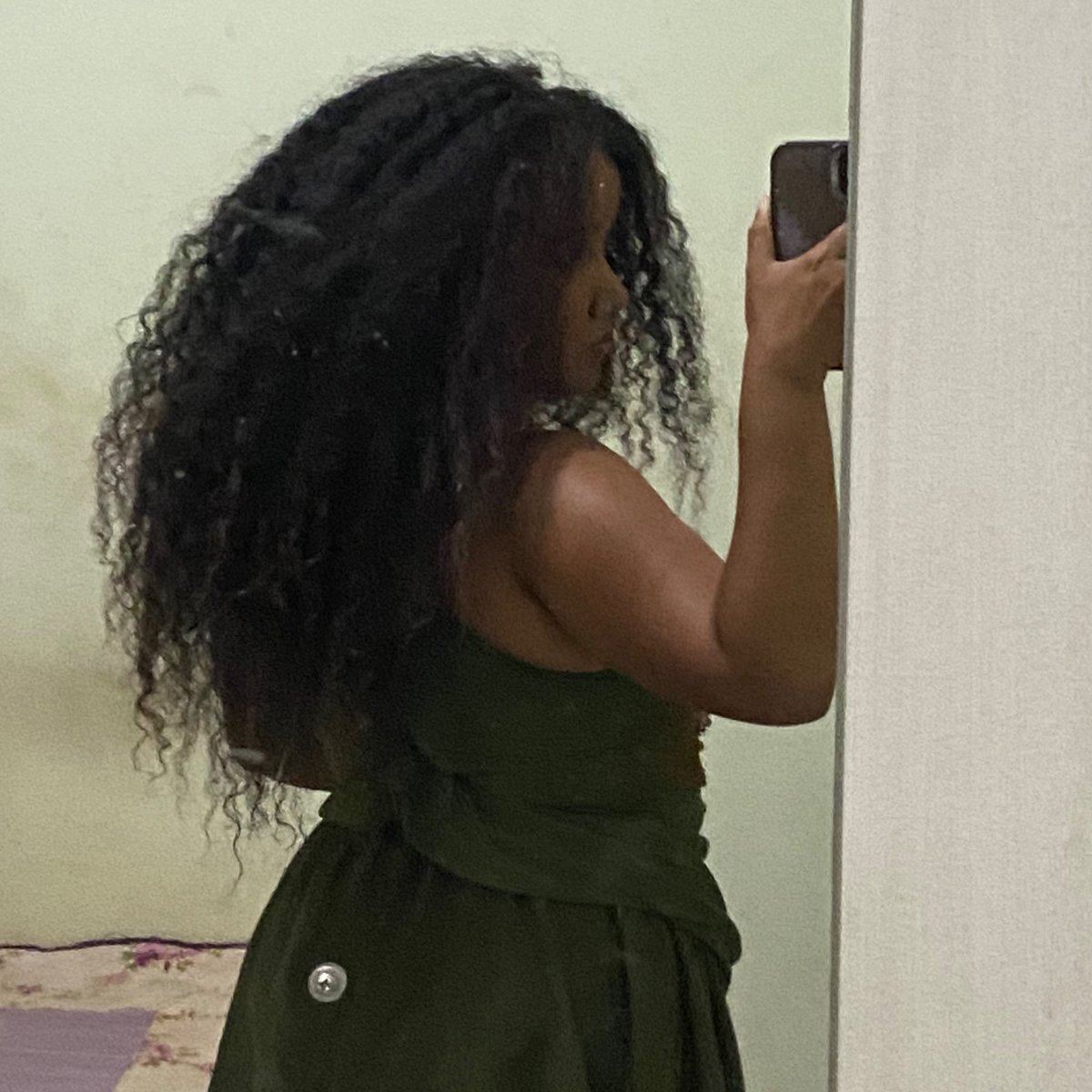 szadoce's tweet photo. eu, uma capinha fudida e um babydoll verde usado como blusa junto c um vestido sendo usado como saia https://t.co/Cl0s4Vjy51