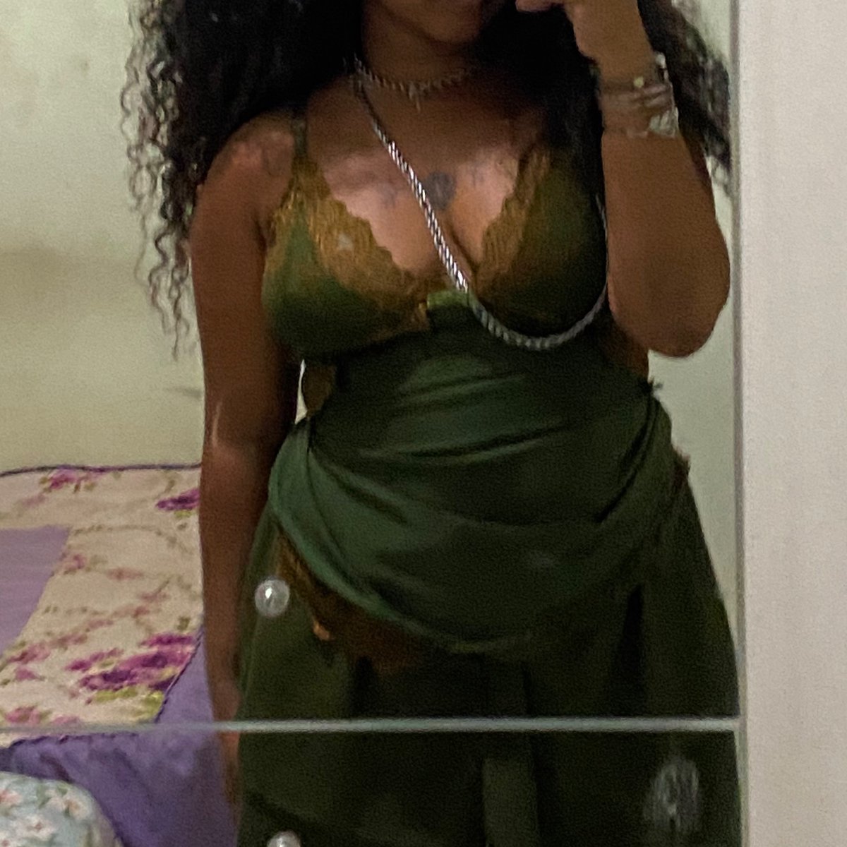szadoce's tweet photo. eu, uma capinha fudida e um babydoll verde usado como blusa junto c um vestido sendo usado como saia https://t.co/Cl0s4Vjy51