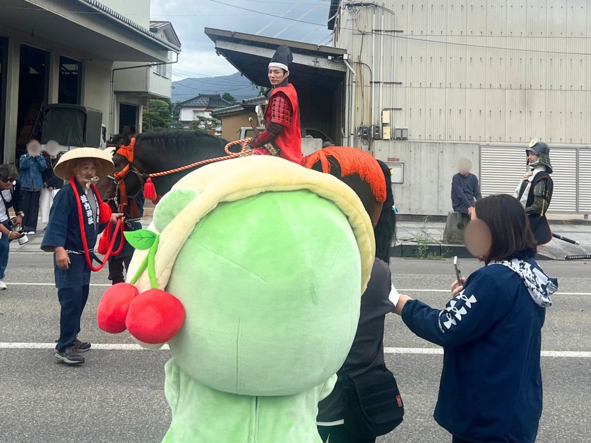 kiyokawaya's tweet photo. 2026.10.6 荘内大祭

①大名行列の最中、酒井忠次公役を務めた和田琢磨さんが馬上からこいのちゃん(部長)を見ている👀

②口取さんの案内でこいのちゃん(部長)一緒に参戦

③囲み取材開始

和田琢磨さん、琢磨さんファンのみなさんをはじめ、昨日こいのちゃん(部長)と交流してくださったみなさんありがとうございました🙇‍♀️