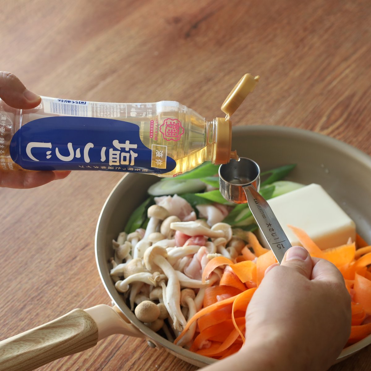 mariegohan's tweet photo. にんじんと豆腐があったらこれ！包丁なし、14分で完成！ピーラーでひらひらにしたら、豆腐と一緒に液体塩こうじをかけて蒸すだけ！素材のおいしさがぐんと引き立って、にんじんがまるで食べるソースのよう！たんぱく質と食物繊維も◎ダイエット中の方にもいいヘルシーレシピです。こうじ蒸し豆腐のひらひらにんじんソース、ぜひお試しを！
【PR】ハナマルキ #液体塩こうじどうやって使うねん協会