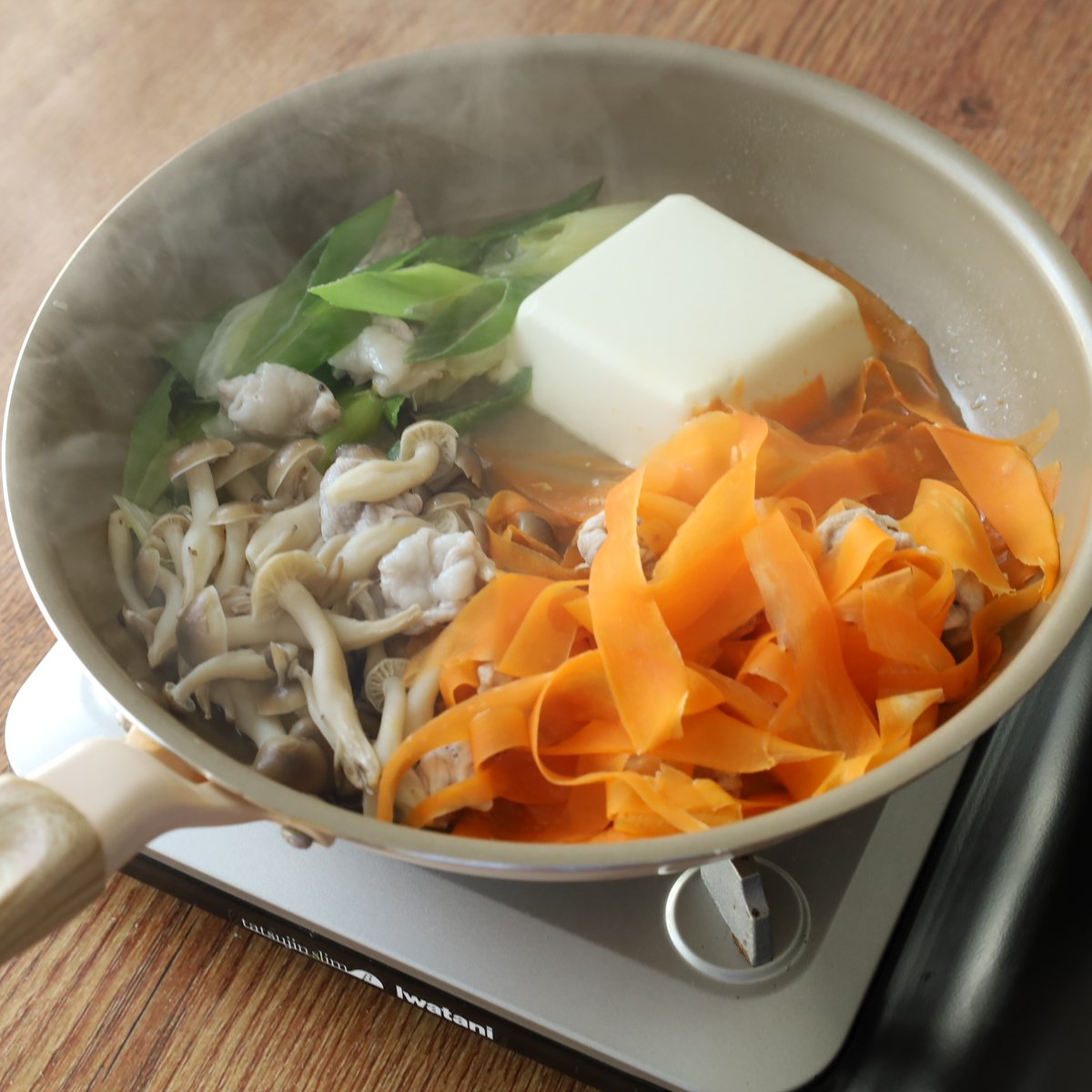 mariegohan's tweet photo. にんじんと豆腐があったらこれ！包丁なし、14分で完成！ピーラーでひらひらにしたら、豆腐と一緒に液体塩こうじをかけて蒸すだけ！素材のおいしさがぐんと引き立って、にんじんがまるで食べるソースのよう！たんぱく質と食物繊維も◎ダイエット中の方にもいいヘルシーレシピです。こうじ蒸し豆腐のひらひらにんじんソース、ぜひお試しを！
【PR】ハナマルキ #液体塩こうじどうやって使うねん協会