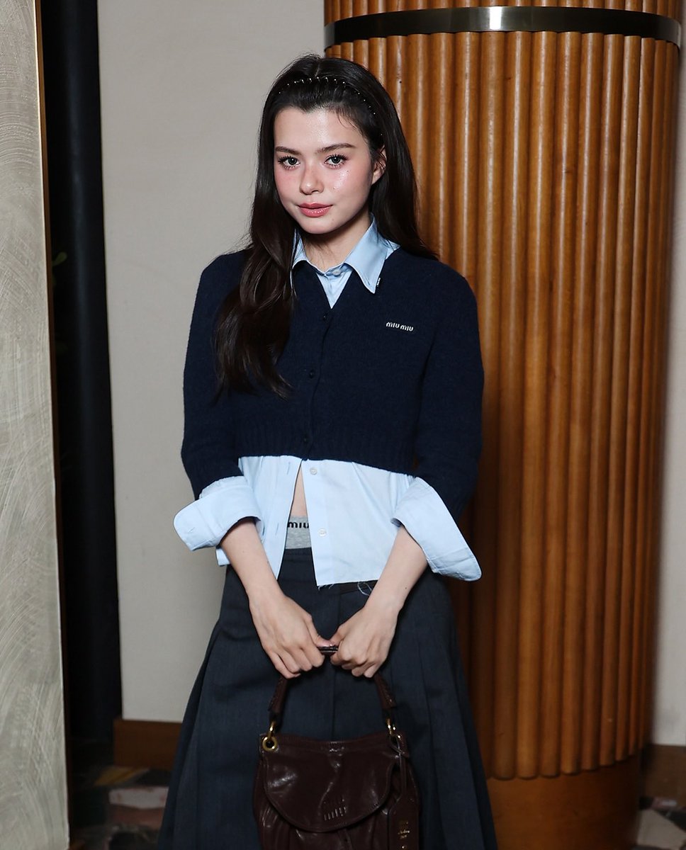 beckyfanclub05's tweet photo. Pure class, style and Miu Miu perfection ✨

📸 gettyentertainment

@MIUMIUofficial @AngelssBecky

#MiuMiuSS27xBecky
#MiuMiuPFWxBecky
#beckysangels #BeckyArmstrong
#MiuMiuSS27 #MiuMiu #ParisFashionWeek https://t.co/hmJN78Sd5O