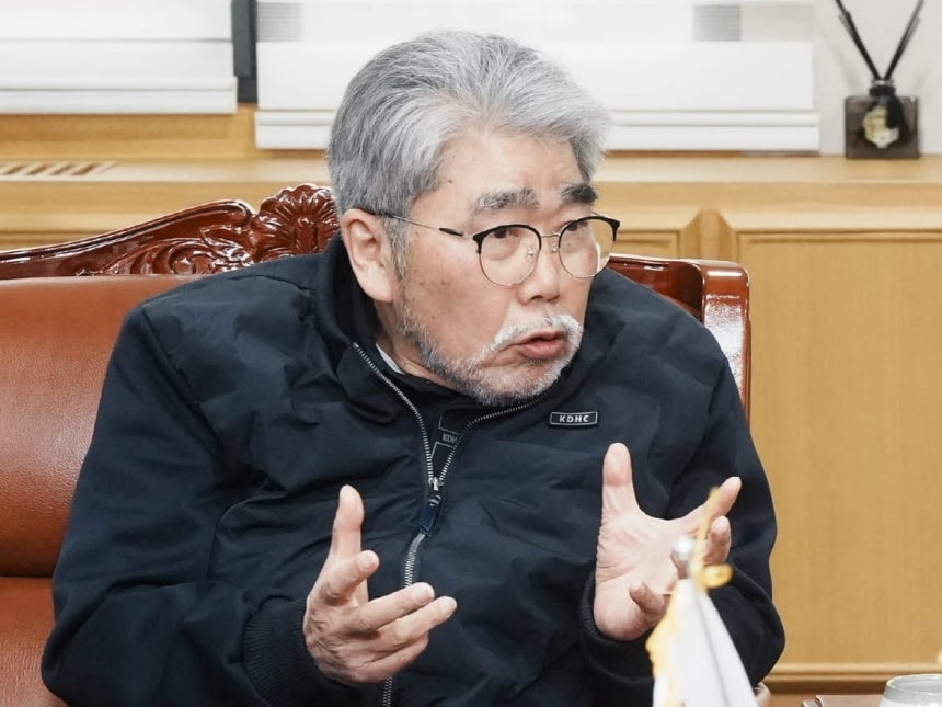 sonsarang3814's tweet photo. ■김현지 결혼식 주례 본 아재의 정체

김현지 청와대 제1부속실장의 결혼식 주례를 봐준 것으로 알려진 인물이 서류 8등, 면접 꼴찌를 하고도 공기업 사장에 올랐다는 사실이 드러나면서, '성남 라인' 인사 논란에 불이 붙는 중.

주인공은 하동근 한국지역난방공사 사장, 올해 일흔셋. 이재명 대통령과 김 실장이 성남에서 시민단체 활동을 하던 시절 함께 일한 사이라고.

지역난방공사는 전국 190만 가구에 난방을 대는 에너지 공기업이고, 사장 연봉은 성과급을 합쳐 2억4300만원.

이 자리의 심사 성적표가 국정감사에서 공개됐는데 가관임. 공사가 나경원 국민의힘 의원실에 낸 자료를 보면, 하 사장은 8명이 통과한 서류심사에서 85.8점으로 8등, 5명이 본 면접에서 81.42점으로 5등. 두 번 다 뒤에서 1등.

그런데도 최종 후보 5명에 들었고, 김성환 기후에너지환경부 장관의 제청으로 지난 4월 사장이 됨.

이력도 눈길을 끎. 성남의료원 설립 운동과 성남환경운동연합을 거친 시민운동가로, 에너지 분야 경력 없음. 김 장관은 국감에서 지역난방공사가 환경·생태적 요소도 고려해야 하는 자리라고 해명.

심사에 관여했다는 한 인사는 공사 간부가 하 사장을 봐달라는 취지로 연락을 돌렸다고 조선일보에 증언. 사실이라면 꼴찌의 역전극에 조력자가 있었다는 얘기.

나 의원은 이렇게 꼬집었음.

"김현지 실장 주례 경력이 서류·면접 점수를 모두 뒤집은 셈."

주례 한 번의 값이 연봉 2억4300만원이라면, 대한민국에서 가장 비싼 주례사일 것임.

현 정부 인사들은 하나 같이 왜 이러나.