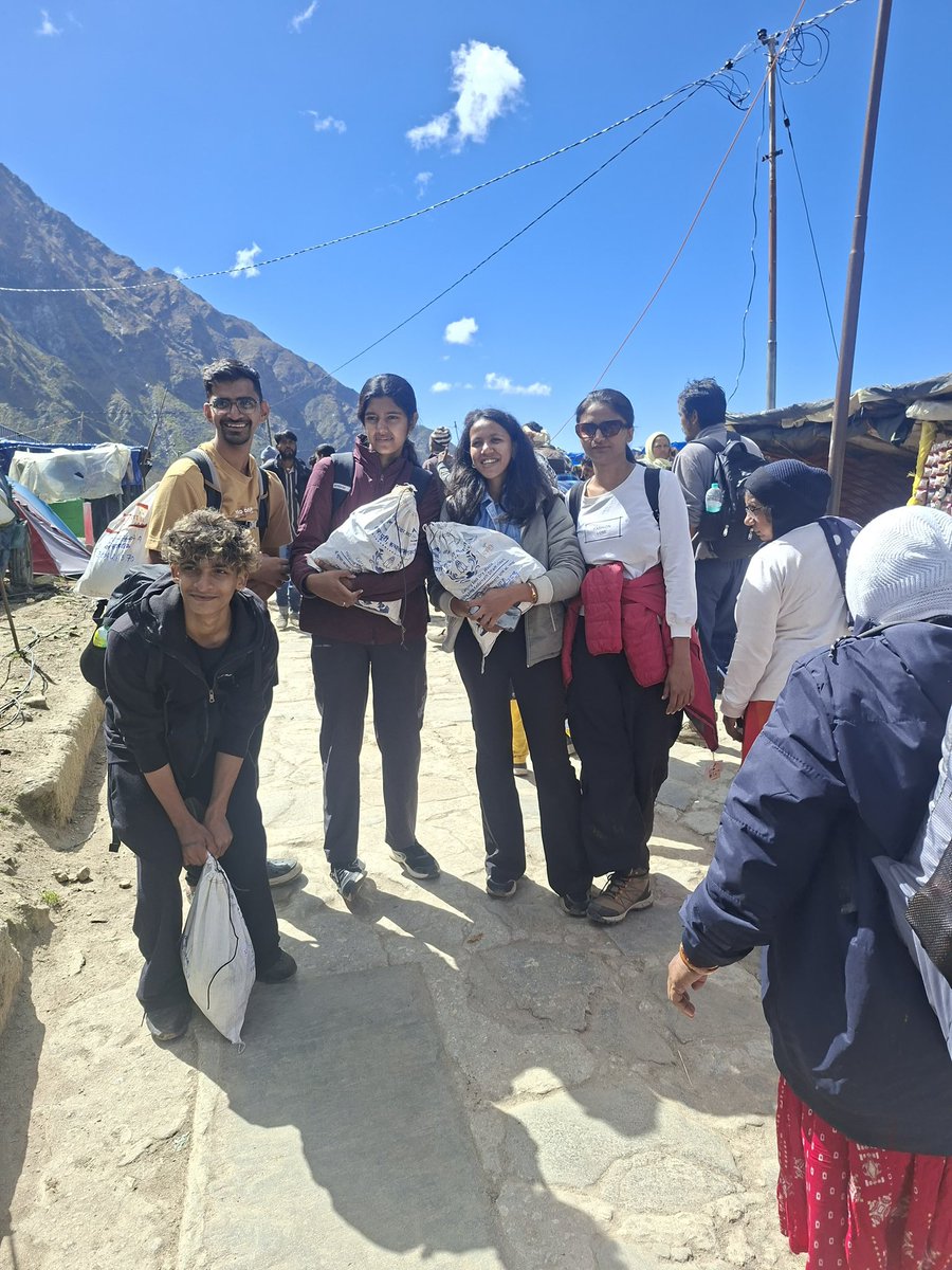 iPradeepSangwan's tweet photo. We have proved that #CarrymeBack at Kedarnath is a success 

In last four days we have transported 680kgs of waste to the foothill

Now it’s time to replicate it across famous high altitude pilgrimages and trek routes ? 

We can’t do it every where but we can teach you how 🙏🏻 https://t.co/ICy5s8hncH