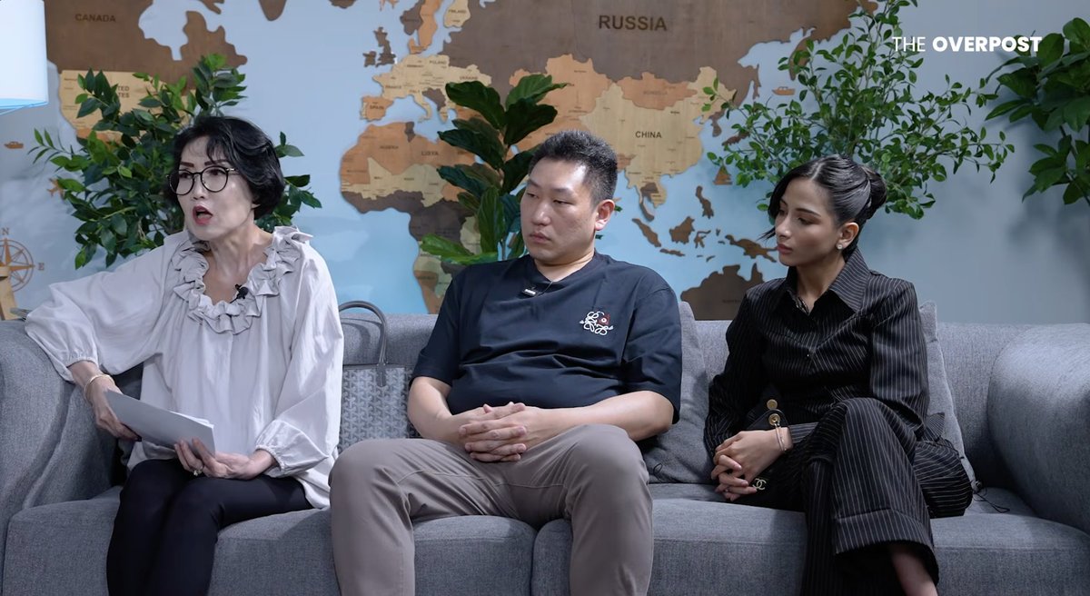 LambeSahamjja's tweet photo. cara oknum pejabat bank kuras habis tabungan nasabah

siapa yang terlibat
ibu linawati, nasabah bank btn, bersama anaknya stanley dan menantunya sabrina

uang itu tabungan masa tua dari almarhum suaminya, yang dulu developer

awal mula
total kerugian sekitar rp 17 miliar, dua rekening: rp 10 miliar atas nama almarhum, rp 7 miliar atas nama ibu linawati

dana dimasukkan lewat rtgs, dicicil selama sekitar 1 tahun

kepala cabang (oknum) datang ke rumah dan mencetak buku tabungan yang saldonya terlihat normal, sampai 22 miliar

buku itu asli dari bank, tapi isinya direkayasa
ibu linawati tidak pernah diberi atm atau cek

cara uang dikuras
tiap kali uang masuk, misalnya 1 miliar, saldo langsung jadi tinggal rp 100

dibuatkan rekening investa tanpa sepengetahuannya, jadi uang dipindah ke sana

uang keluar lewat tarik tunai, atm, dan pindah buku ke rekening orang lain, ada yang miliaran

saat investigasi, ditemukan sekitar 40 buku rekening atas nama orang lain, banyak atm, bilyet giro, dan kertas yang ditandatangani meniru tanda tangan nasabah

ibu linawati curiga ini sudah direncanakan sejak awal

ketahuan
29 juli 2022, ibu linawati mau transfer dana ke bca

pihak bank minta sebagian saja dulu, lalu ternyata transfer gagal

dari situ ribut dan baru ketahuan semuanya

setelah itu
oknum divonis 3 tahun penjara (jaksa menuntut 2 tahun) dan sudah keluar

bank menolak mengembalikan dana, bilang harus lewat pengadilan

ibu linawati ke ojk, belum ada solusi

hakim di pengadilan pidana menyuruhnya menuntut ke ojk dan lps

sekarang gugatan perdata sedang berjalan

biaya pengacara sudah sekitar rp 1 miliar lebih

sudah 4 tahun uang belum kembali