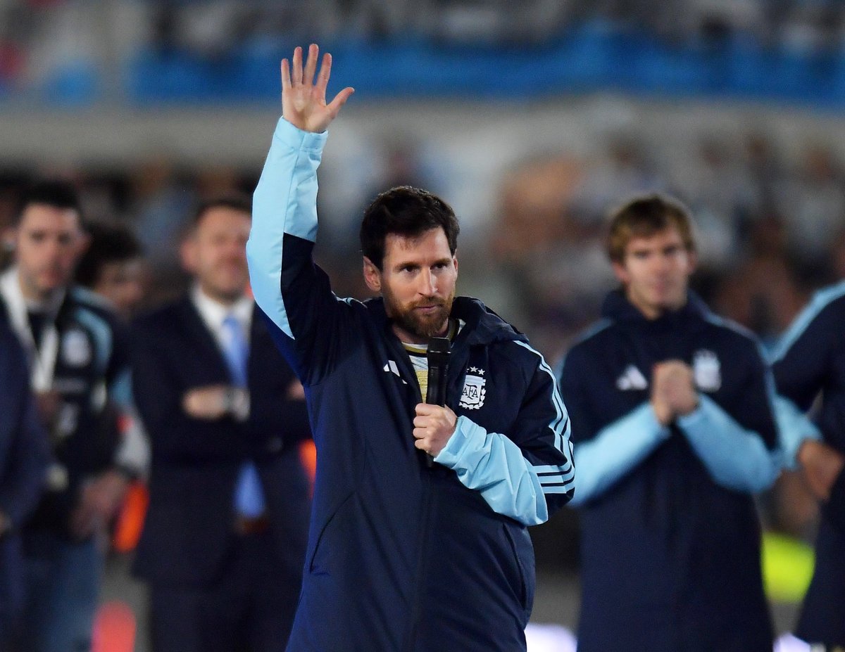 PrysmSports's tweet photo. Lionel Messi: Winning titles means having a STRONG group. Tough times call for pushing harder. "There are people who want Argentina to go BAD and we need to fight for our colours." ⚔️🇦🇷

Source : @FabrizioRomano https://t.co/aVxXvNf1qK