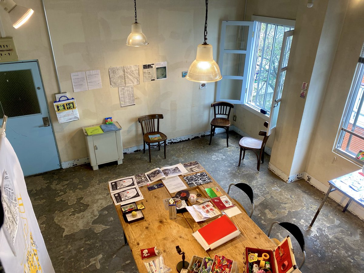 mughiko's tweet photo. 『慕情実験室 vol.8』

設営完了✅

これまでを振り返ると
強風、土砂降り、台風、、
空模様に翻弄されっぱなしでしたが

＼今日はワリと秋晴れDAY／

刺しまくりたいと思います♨︎

〜22時まで

チラ見👁️👁️💬大歓迎◎

#embroidery #刺繍 #慕情実験室 #桜丘町 https://t.co/WSqlYFmRWQ