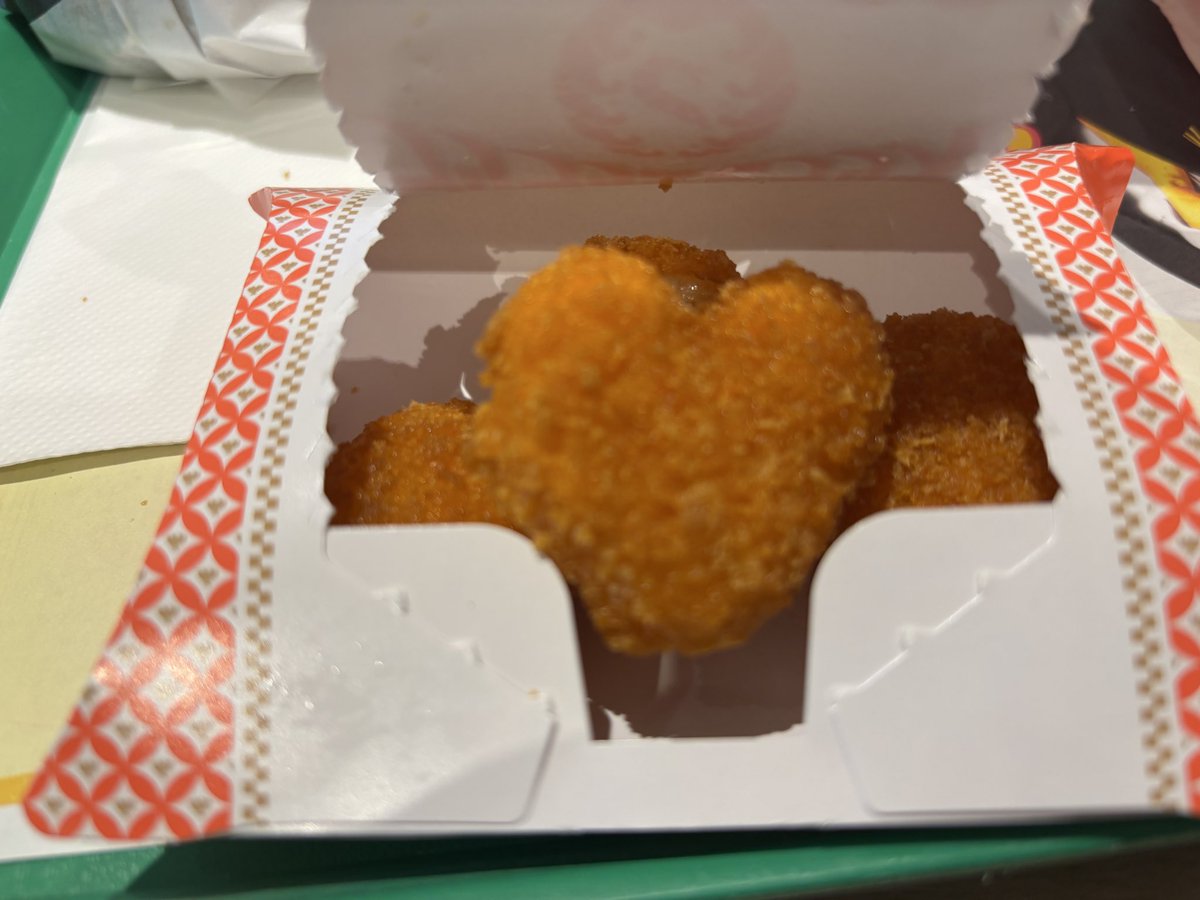 fl_88623's tweet photo. フードコートのマクドナルドですぐに呼ばれたから速いなぁと思ったら「少々お時間が」ってこと呼び出しベルを初めてもらった♪でもそんなに待たんかったよ😊

プリプリエビプリオ、♡がひとつ入ってました(^^)茶柱立った感の喜びでした♪ https://t.co/w0HEI388Ht