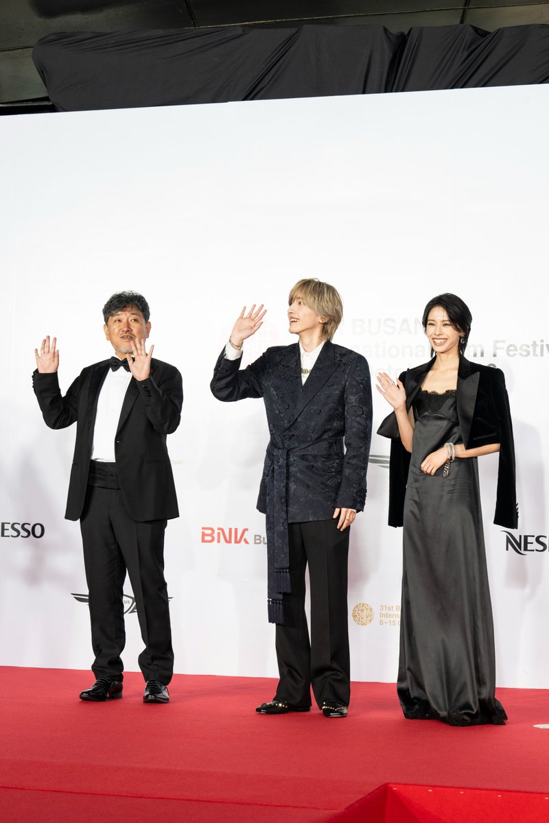 toho_movie's tweet photo. ／
　#うるわしの宵の月
　レッドカーペットで魅せた
　“うるわしい”姿に韓国ファン大熱狂！
＼

🎬10月23日(金)公開
#道枝駿佑 主演
映画『うるわしの宵の月』

道枝駿佑、安斉星来、竹村謙太郎監督が
第31回釜山国際映画祭
開幕式レッドカーペットに登場！

◇初の海外映画祭への参加について
・道枝駿佑「（安斉と）ゆっくり歩こうと話していたのですが、圧倒的な生の歓声に包まれて、とにかくその場に集中するしかないほど、あっという間でした。でもすごく楽しかったです！」
・安斉星来「私は緊張もせず、清々しい気持ちで四方八方いろんな方の目を見て楽しむことができました。道枝さんは先陣を切ってどんどん歩かれていましたが…（笑）」

10月8日(木)は、公式会見や野外ステージでのグリーティングに参加いたします。当日の様子もレポート予定ですので、ぜひご期待ください！

@uruwashi_movie