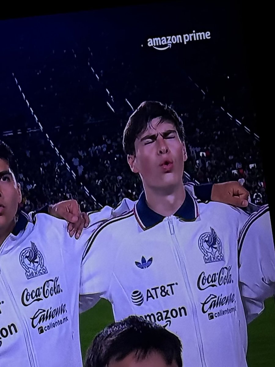 chivahormiga's tweet photo. nadie
armando cada que canta el himno nacional: https://t.co/Xzub5Qfjnq