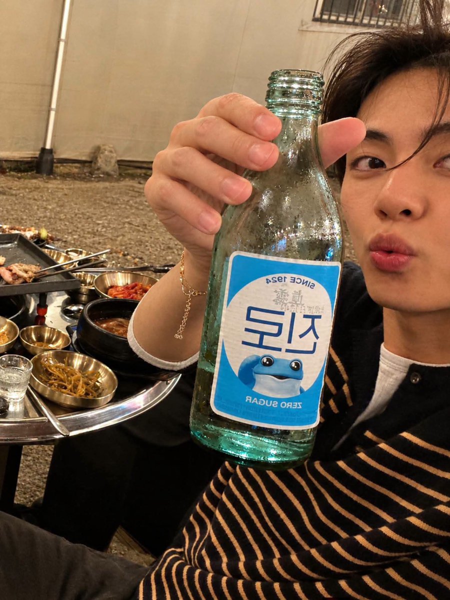 __BTS_V95's tweet photo. The drink is lucky to be in his hands.👀🫰 https://t.co/34fkn1Wujc
