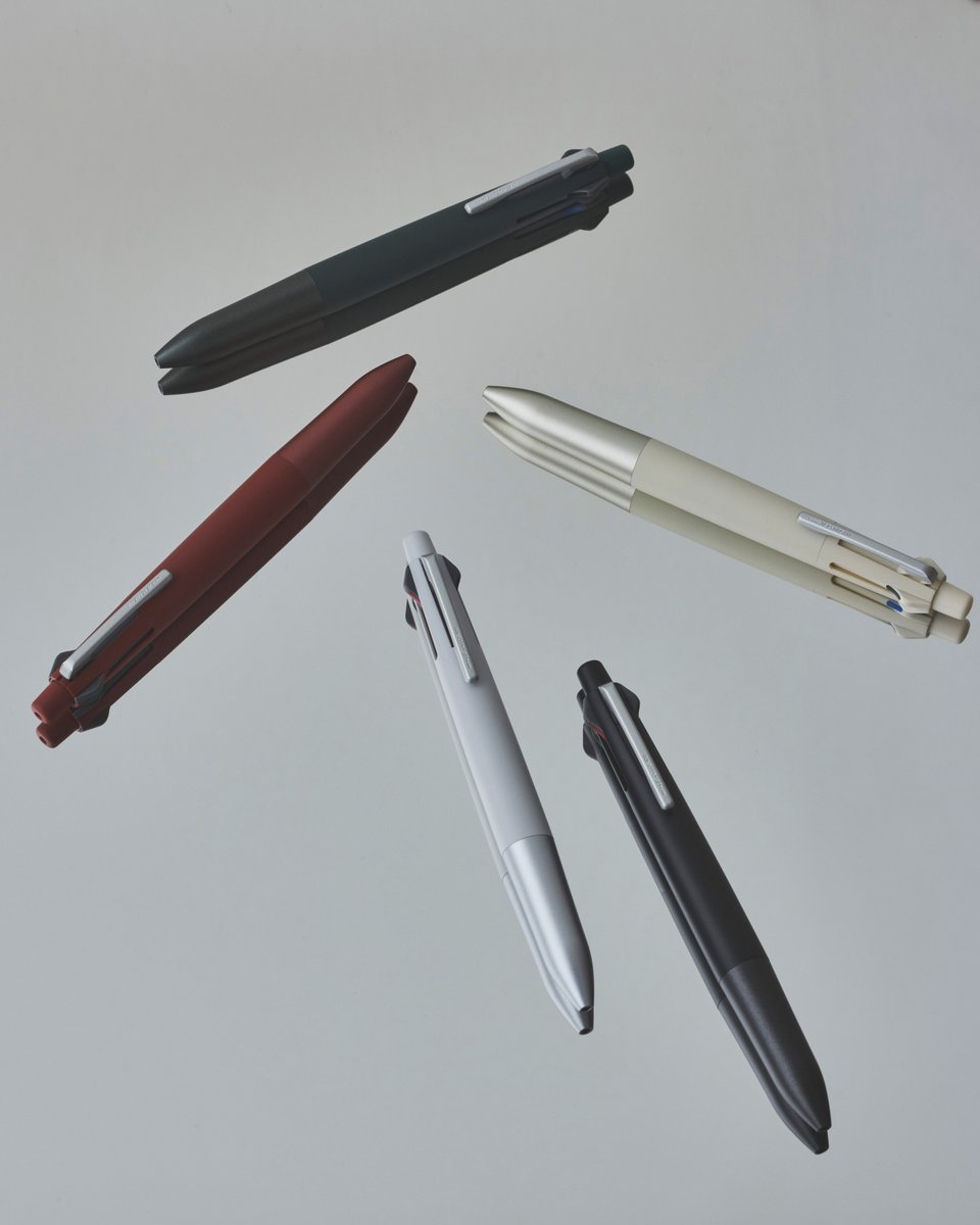 mpuni_official's tweet photo. 【#uniの新商品】

かろやかな書き心地が魅力の『JETSTREAM Lite touch ink』より新軸デビュー✨

『JETSTREAM 多機能ペン 4&amp;1（Lite touch ink搭載）』

アルミ製グリップを採用した
上質で洗練された新デザイン。

ぜひチェックしてみてください！

詳細はこちら👇✨
https://t.co/WhaxiOCnXW https://t.co/e0lShy3JLI