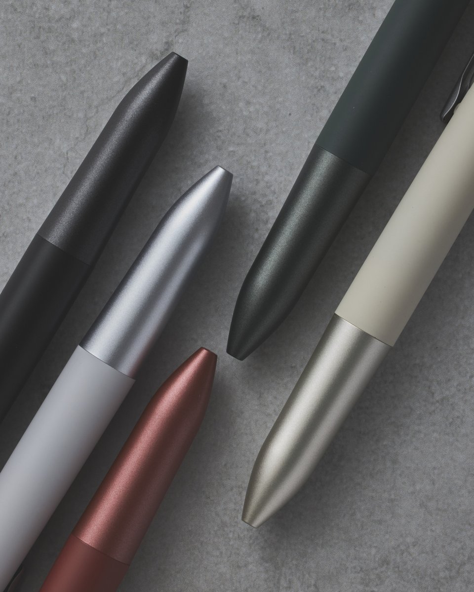 mpuni_official's tweet photo. 【#uniの新商品】

かろやかな書き心地が魅力の『JETSTREAM Lite touch ink』より新軸デビュー✨

『JETSTREAM 多機能ペン 4&amp;1（Lite touch ink搭載）』

アルミ製グリップを採用した
上質で洗練された新デザイン。

ぜひチェックしてみてください！

詳細はこちら👇✨
https://t.co/WhaxiOCnXW https://t.co/e0lShy3JLI