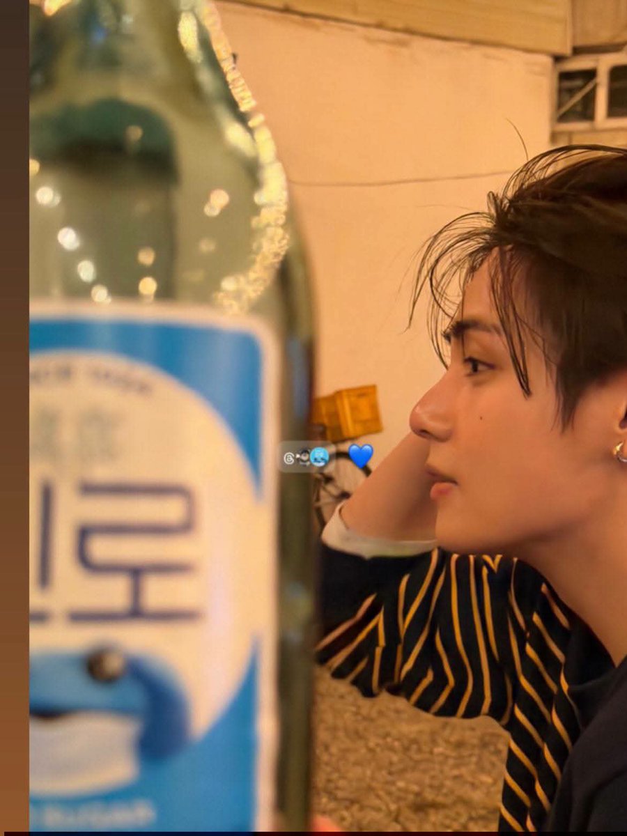__BTS_V95's tweet photo. The drink is lucky to be in his hands.👀🫰 https://t.co/34fkn1Wujc