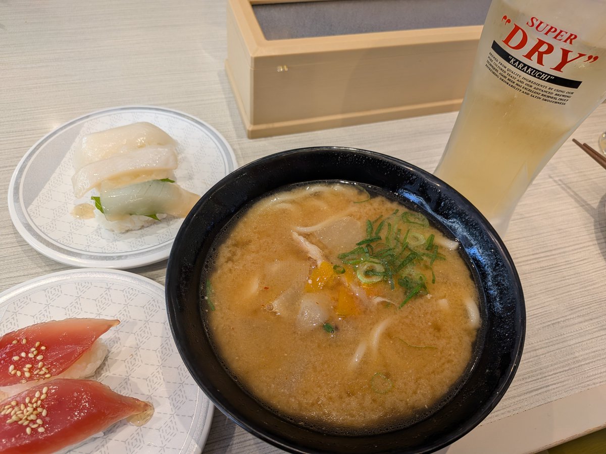 ssadk_c's tweet photo. 岩出のはま寿司で昼呑み
アジフライ　たこ焼き
ビールが美味い

〆は特製とん汁うどんとハイボール https://t.co/lYHwUfzMaL